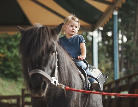 Mädchen beim Reiten auf Pony