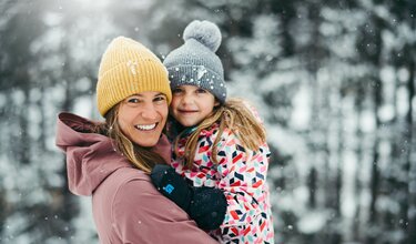Mutter und Tochter im Schnee