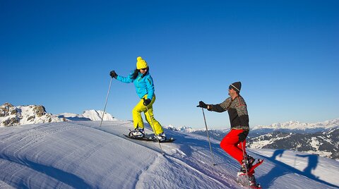 Pärchen beim Winterwandern