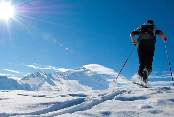 Winterwanderer mit wunderschönem Panorama und Blick auf die Berge