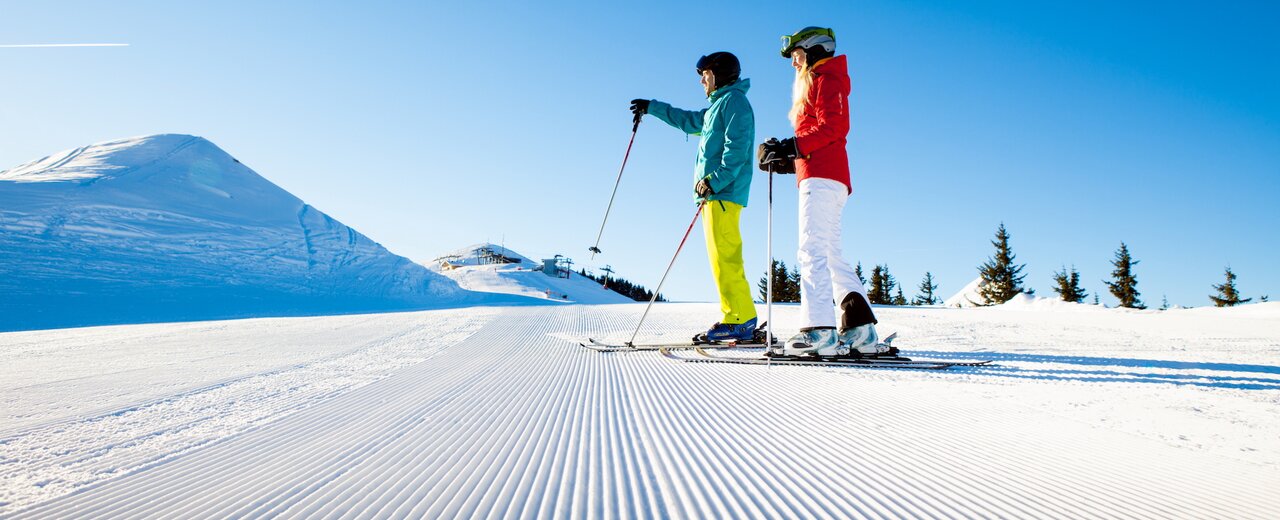 Skifahrer in Ski amadé mit tollem Panorama