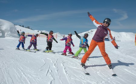 Kinder beim Skikurs