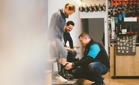 Gäste im hoteleigenen Skishop