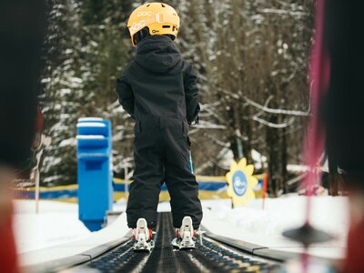 Junge auf Förderband