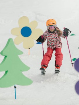 Mädchen beim Skifahren