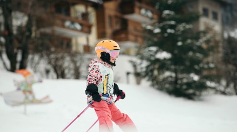 Mädchen beim Skifahren