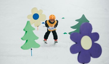 Kind beim Skikurs