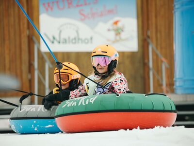 Tube-Karussell auf hoteleigener Skiwiese