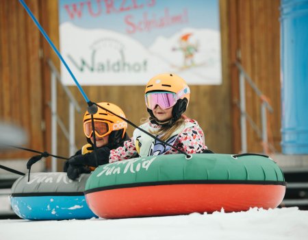Kinder sitzen in Snowtubes