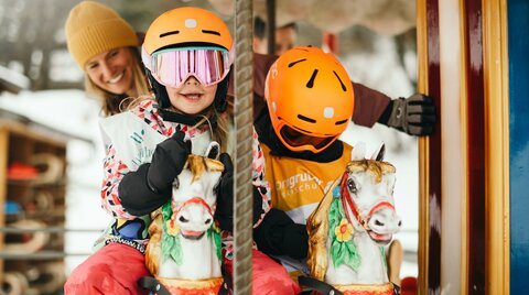 Kinder am Skikarussell