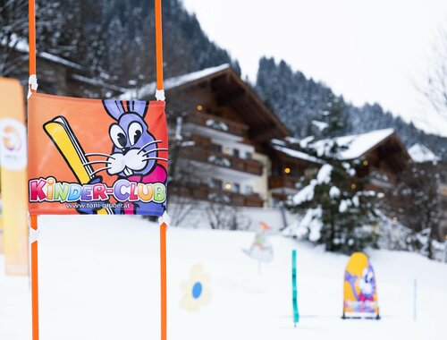 Slalomstangen in der Skischule