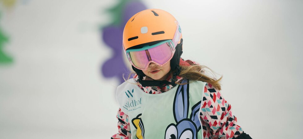 Mädchen in der Skischule