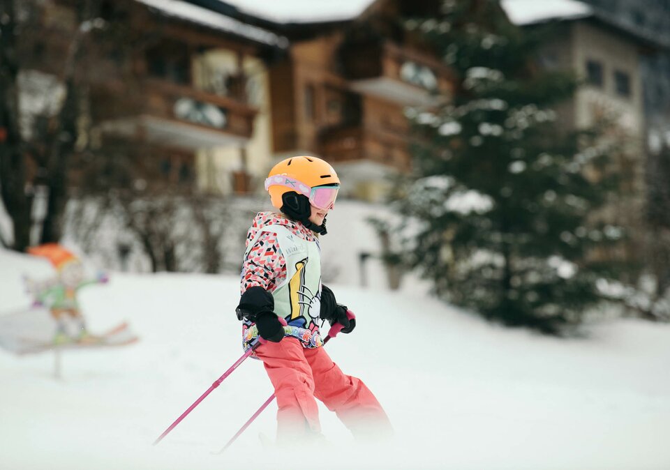 Mädchen in Skischule