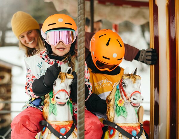 Kinder auf Ski-Karussell