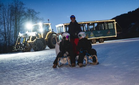 Almexpresstraktor TUFFI bringt Familien zum Rodeln