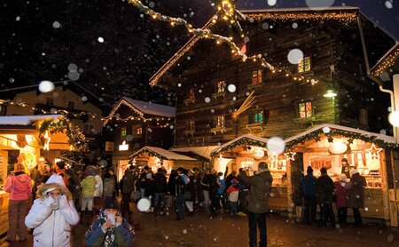 Adventmarkt mit Weihnachtshütten