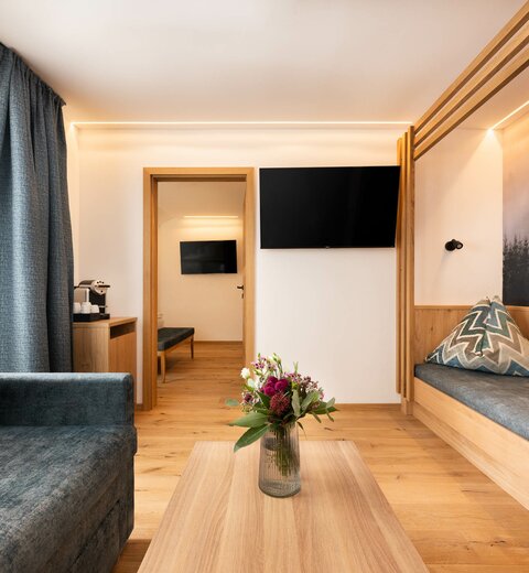 Wohnbereich eines Hotelzimmers